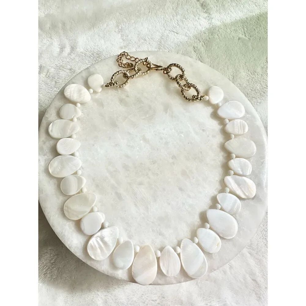 White teardrop sea shell statement necklace ￼